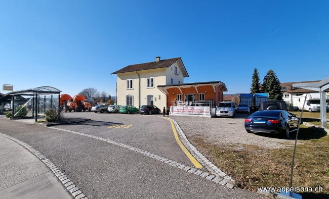 Aussenansicht mit Wendeplatz Mehrfamilienhaus Schwaderloch