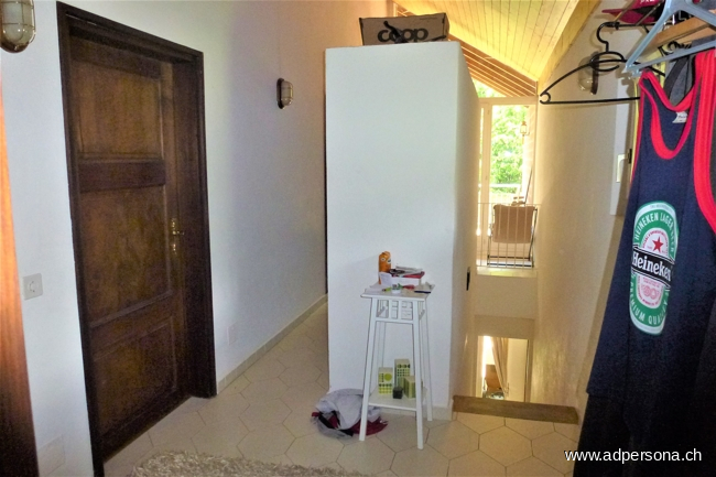 Gang Zugang zu 3 Zimmern Wohnung, rechts die Treppe ins Wohnzimmer Sportanlage Verscio