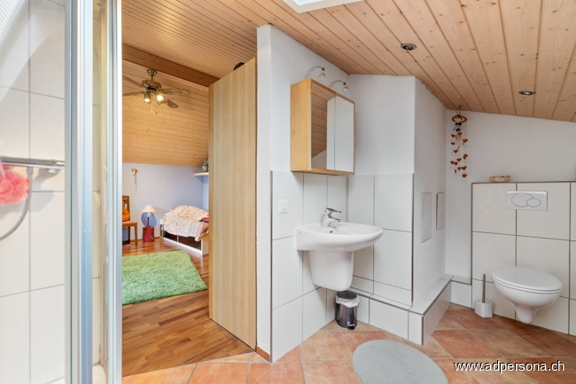 Badezimmer mit Dusche im DG Doppelhaush�lfte Reinach (BL)