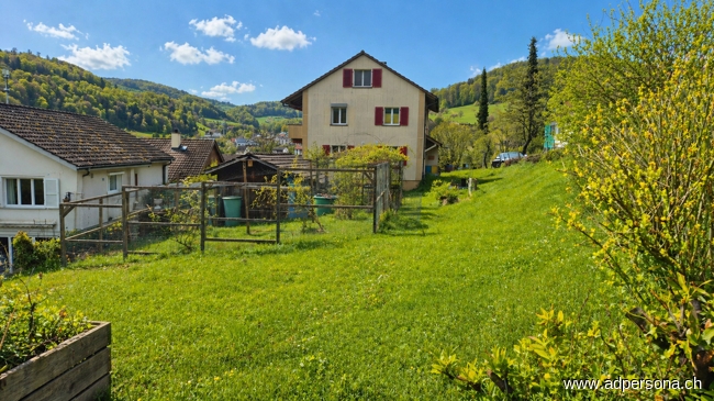 Aussenansicht mit Garten und H�hnerstall Reigoldswil Einfamilienhaus Grossz�giges Familienhaus mit viel Platz und 924 m� Grundst�ck in Reigoldswil