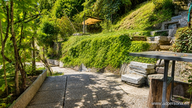Sonniger Gartenweg in stiller Idylle Einfamilienhaus Castelrotto