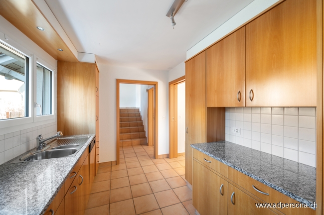 K�che, links der Eingang, rechts das Wohnzimmer Einfamilienhaus Liestal