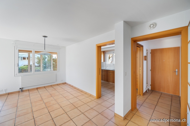 Essplatz, rechts K�che und Eingangsbereich Einfamilienhaus Liestal