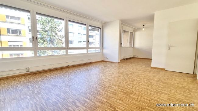 Wohnzimmer mit grosser Fensterfront Etagenwohnung Basel
