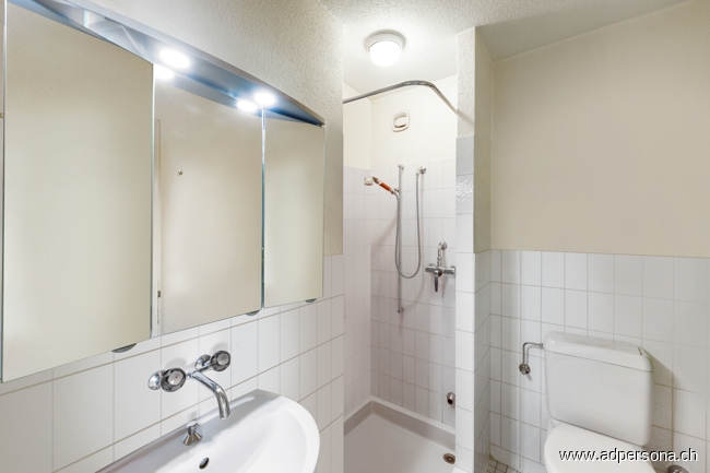 eines der beiden Badezimmer Maisonettewohnung Basel