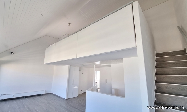 Wohnzimmer und Zugang zur Galerie Maisonettewohnung Basel