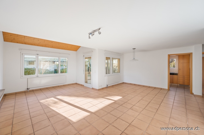 Wohnzimmer mit Zugang zum Wintergarten Einfamilienhaus Liestal