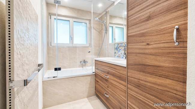 1. OG Badezimmer mit Badewanne - Kopie Einfamilienhaus Reigoldswil
