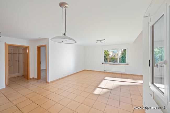 Wohnzimmer, links das Badezimmer und ein Zimmer Einfamilienhaus Liestal