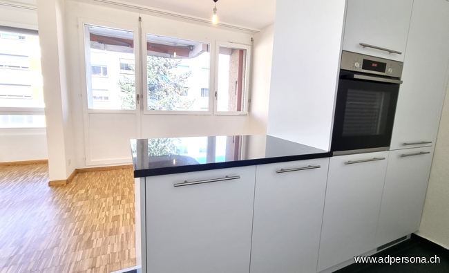K�che, Blick zum Balkon Etagenwohnung Basel