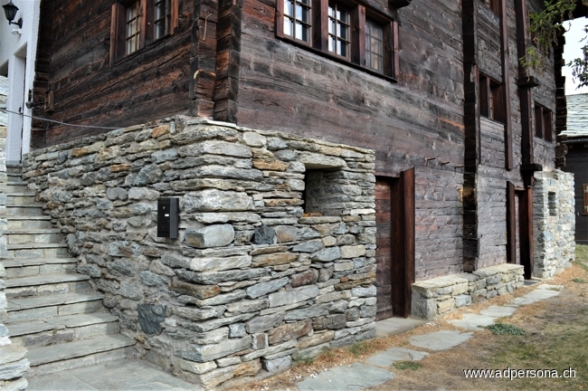 Sockelgeschoss und Aufgang zum EG Chalet Embd