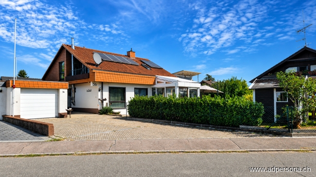 Au�enansicht mit Garage und Einfahrt Einfamilienhaus Neuenburg am Rhein