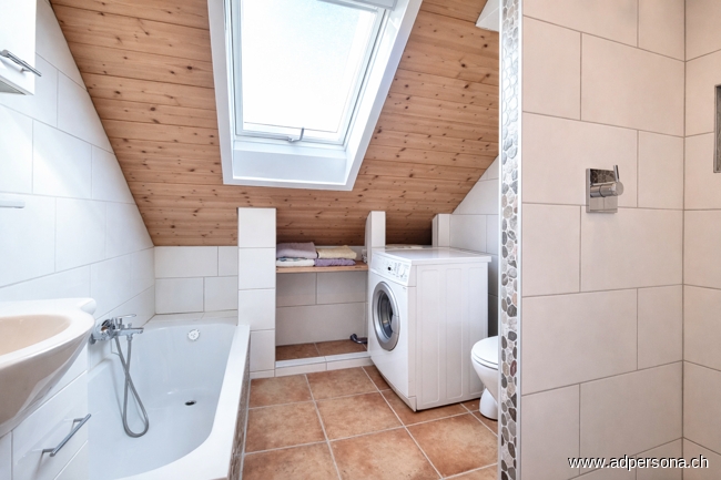 Badezimmer, rechts die Dusche Dachgeschosswohnung Basel